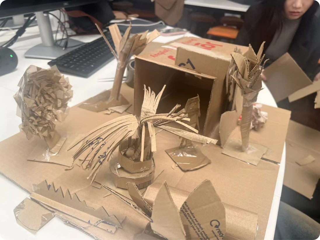团队制作的纸板空间模型，包含入口、树木和植物触点。